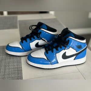 Nike Air Jordan 1 Mid SE Signal Blue Patent Leather sneakers - like new